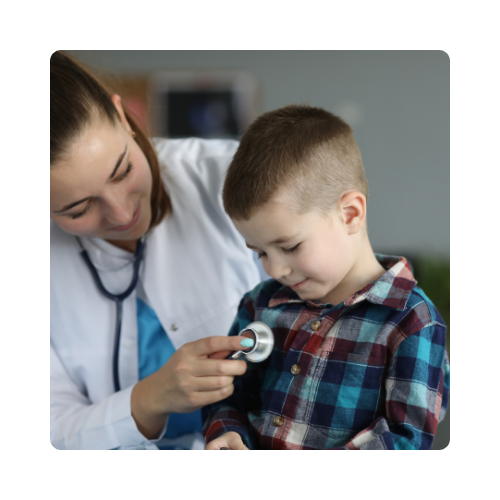 Młody chłopiec jest badany przez Panią Doktor Lekarka bada małego chłopca stetoskopem w przychodni Bovita